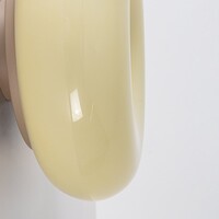 Vägglampa Rosalie med beigt glas
