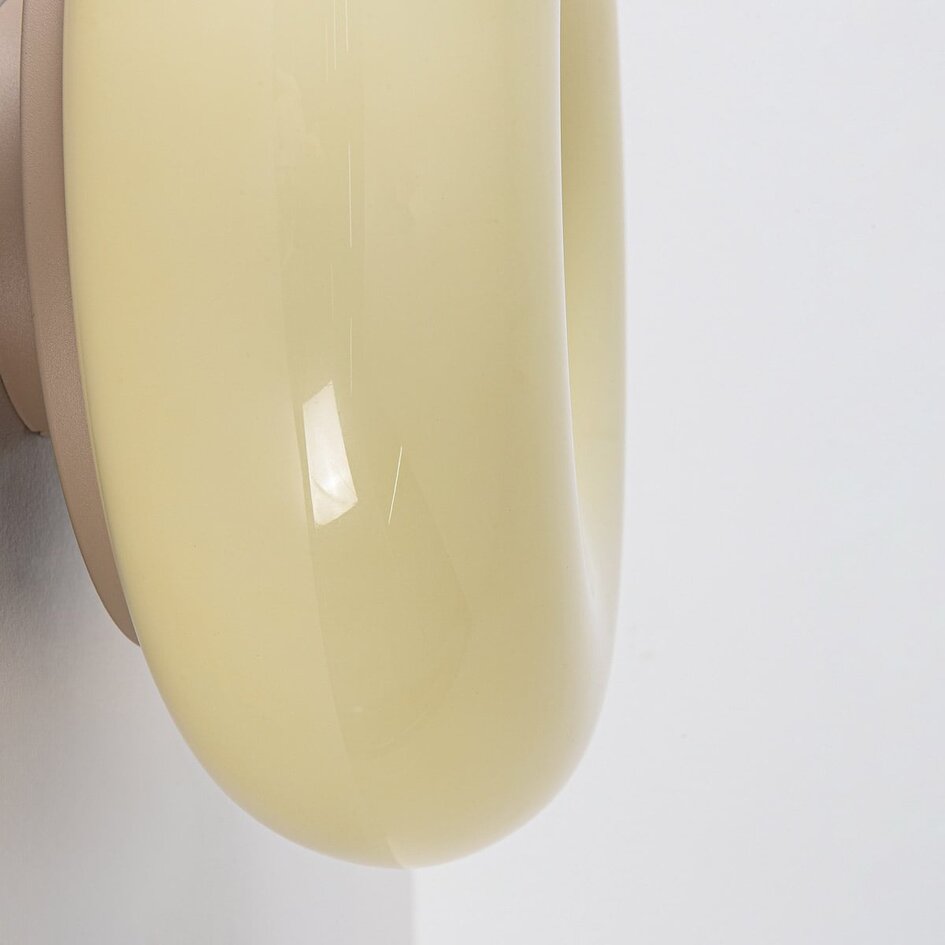 Vägglampa Rosalie med beigt glas