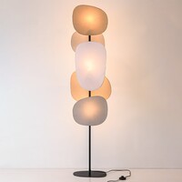 Golvlampa Velore med naturfärgade linneskärmar i mjuka ljusa toner
