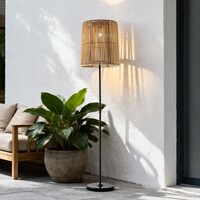 Solcellsdriven stående lampa Elyra i rottinglook - svart med naturligt brunt och integrerad LED