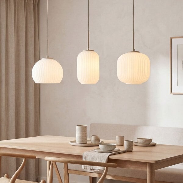Pendellampa Meliora med tre lampor - beige med räfflat mjölkvitt glas