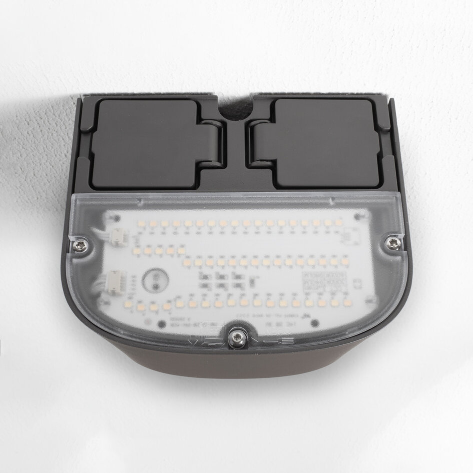 Utomhusvägglampa Astro med skymningssensor och eluttag - med integrerad LED
