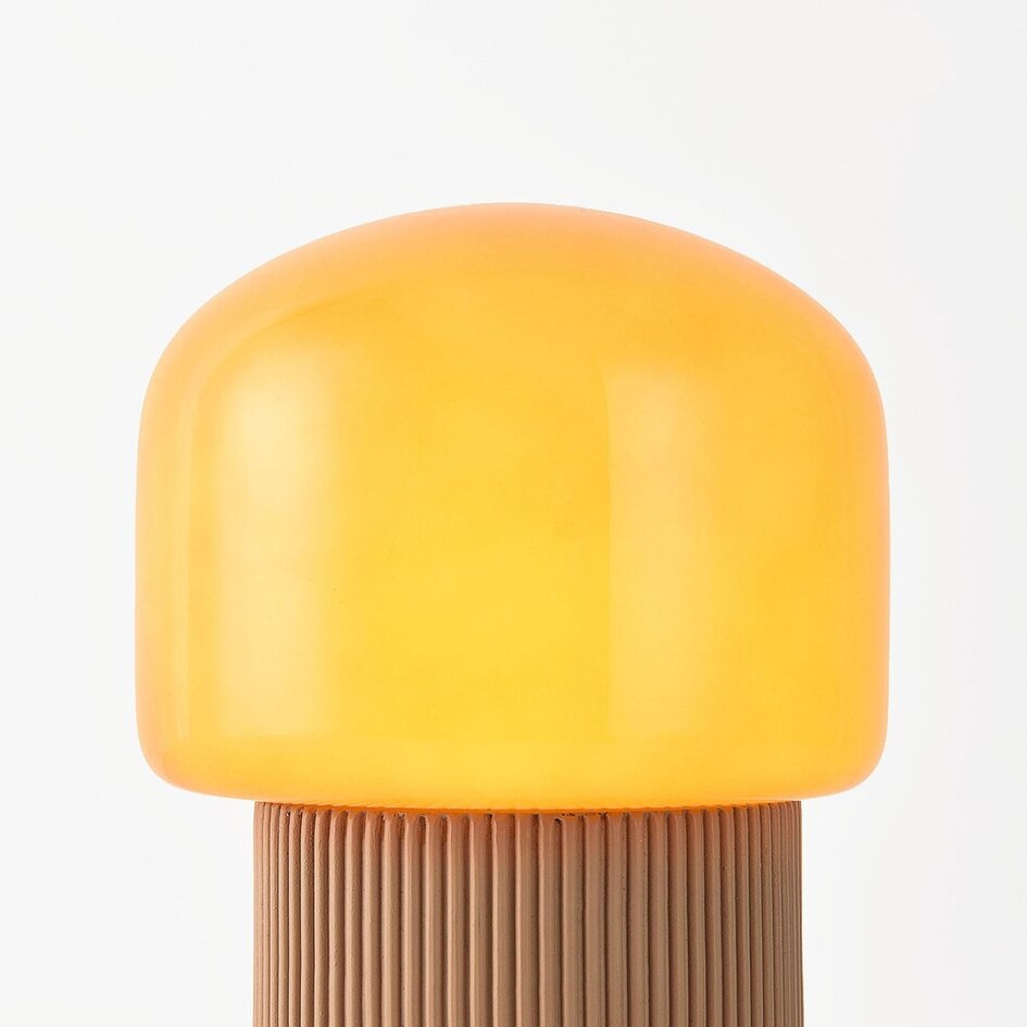 Bordslampa Ledine med amberglas och räfflad fot i taupe