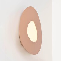 Vägglampa Felora i varm beige med organisk form