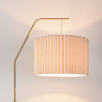 Böjd golvlampa Pedro med veckad skärm i beige