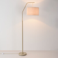 Böjd golvlampa Pedro med veckad skärm i beige