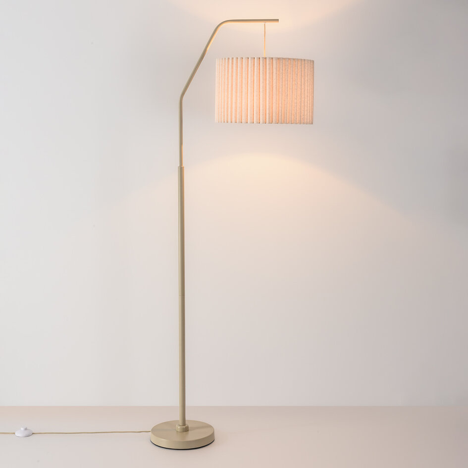 Böjd golvlampa Pedro med veckad skärm i beige