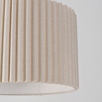 Böjd golvlampa Pedro med veckad skärm i beige