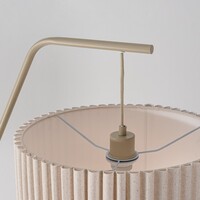 Böjd golvlampa Pedro med veckad skärm i beige