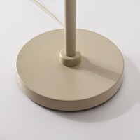 Böjd golvlampa Pedro med veckad skärm i beige