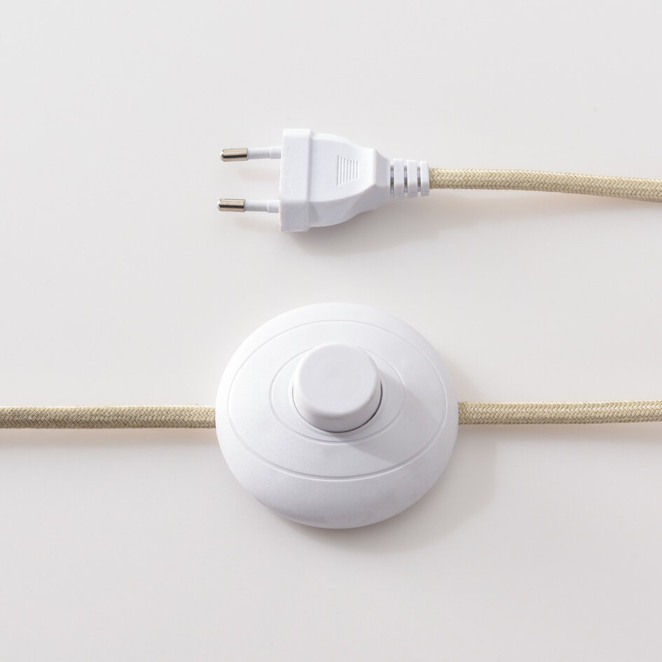 Böjd golvlampa Pedro med veckad skärm i beige