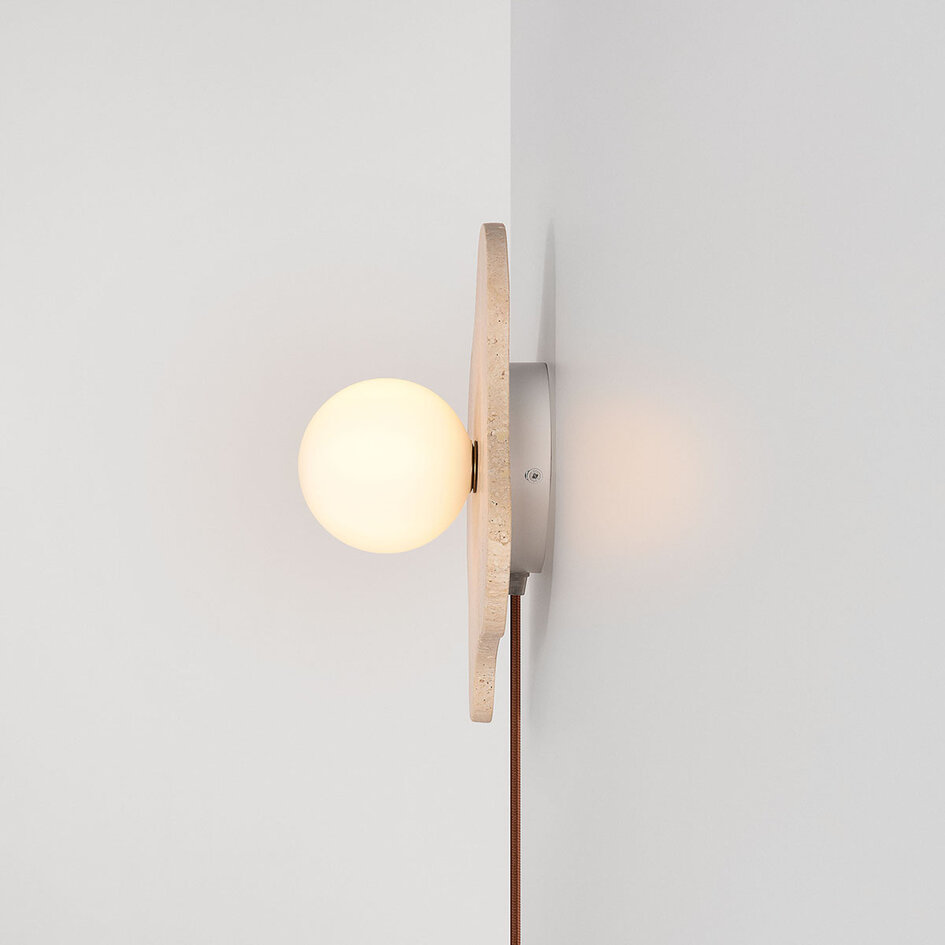 Wandlamp Karise van travertin met glazen bol