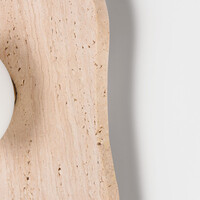 Wandlamp Karise van travertin met glazen bol