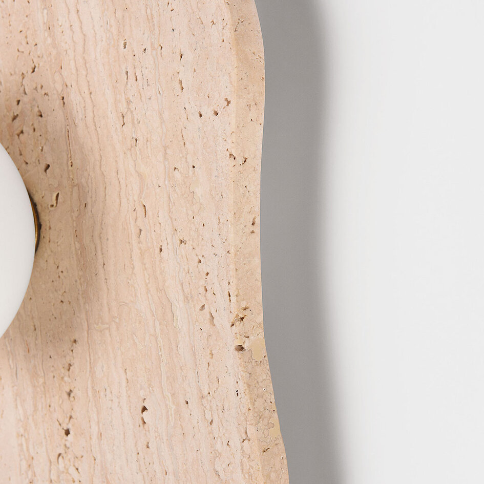 Wandlamp Karise van travertin met glazen bol