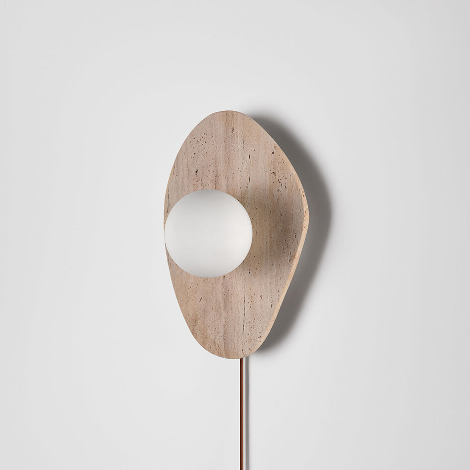 Wandlamp Ketris van travertin met glazen bol