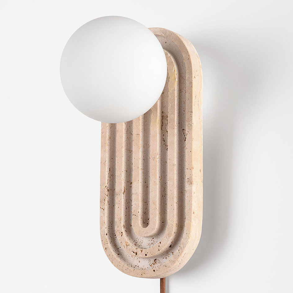 Wandlamp Dorie van travertin met glazen bol
