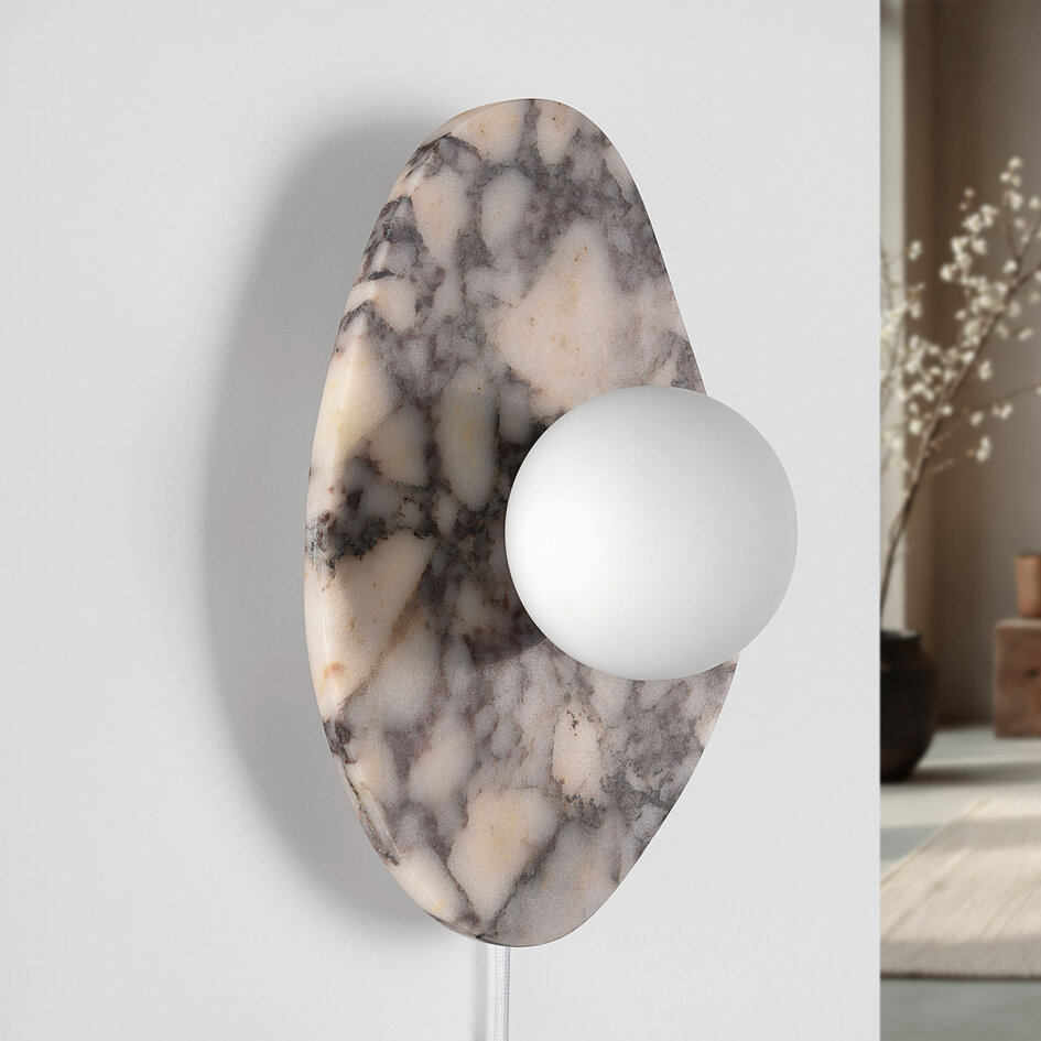 Vägglampa Katrice med Bulgarimarmor och glaskula
