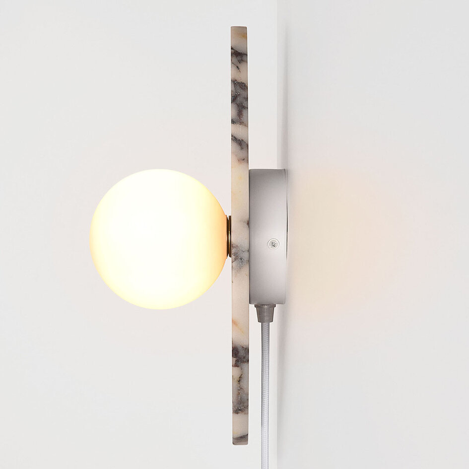 Vägglampa Katrice med Bulgarimarmor och glaskula