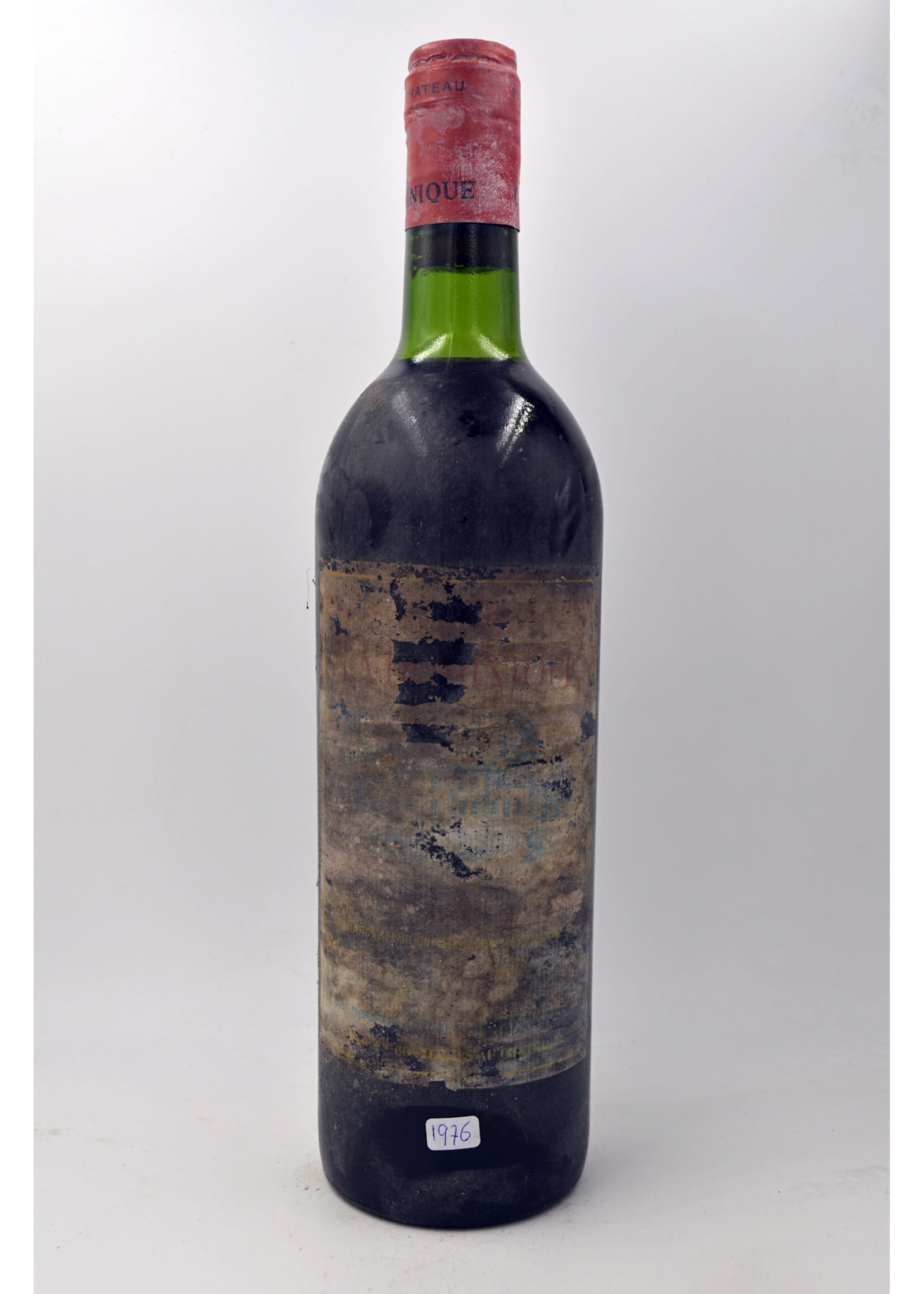 1976 la Dominique (remains of label, pulled and damaged capsules, info on cork, vts/ts)