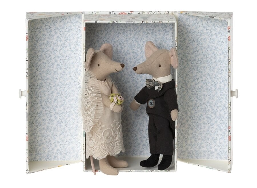 Wedding mice couple in box