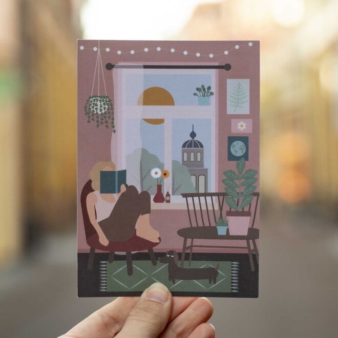 Habitat | Postkaart Todaysies 003 - woonkamer met teckel