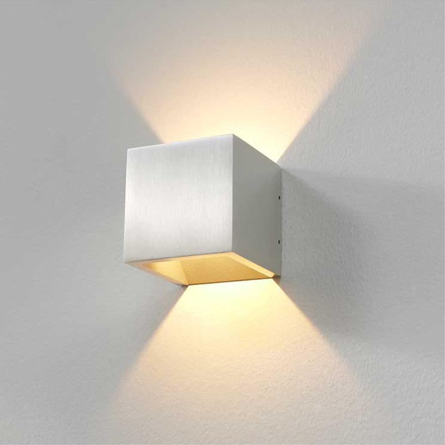 Dimbare in- en outdoor wandlamp Cube met geïntegreerde LED