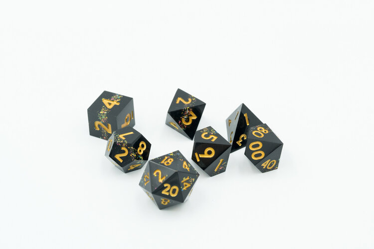 Würfelz Würfelz: Red Powder Black with Gold - 7 Die Sharp Edged Resin Set