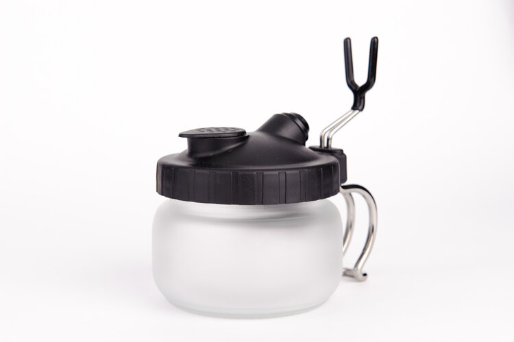 Sparmax Harder & Steenbeck: Reinigungsstation mit integriertem Airbrushhalter