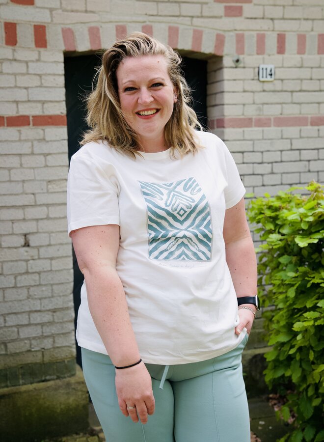 CARBOOSTERY LIFE SS REG TEE JRS Cloud Dancer Tribe