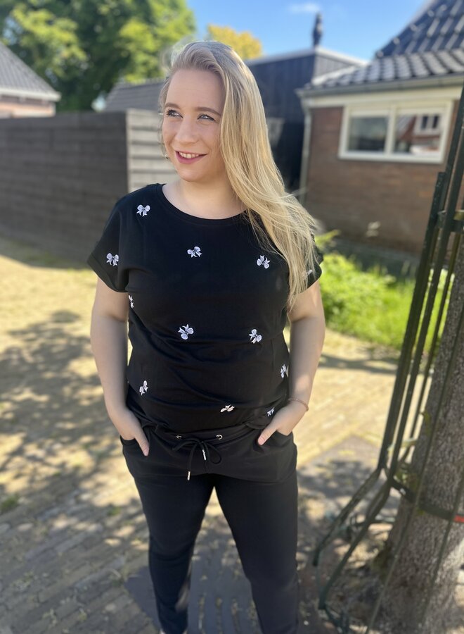 CARMILDA S/S O-NECK AO EMB TOP JRS Black BOWS