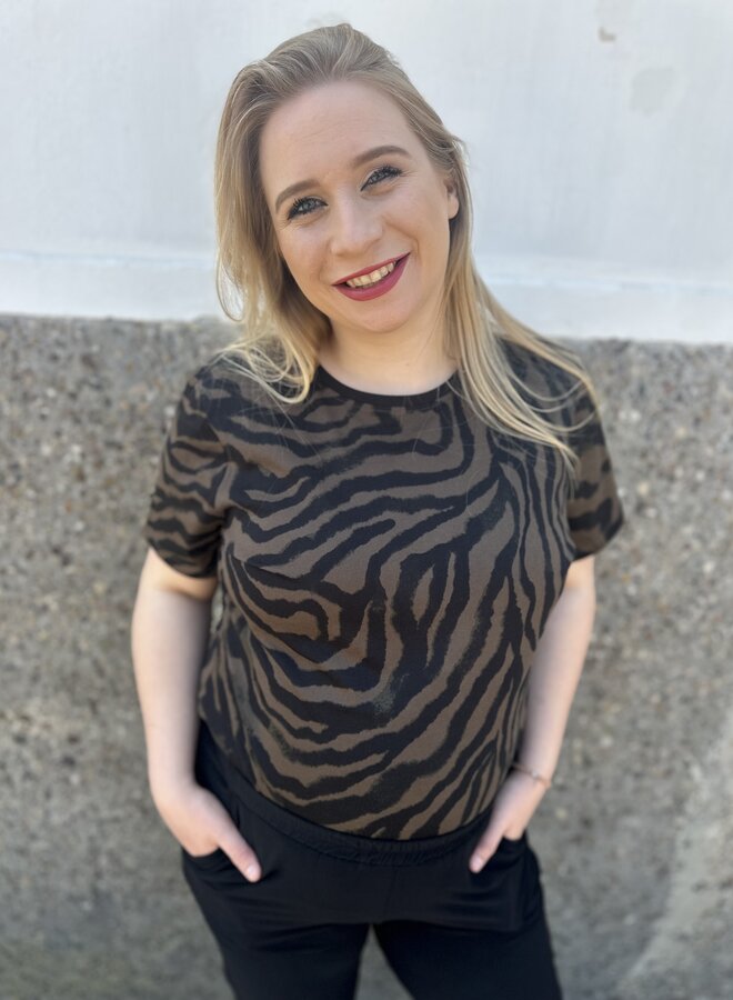 CARLULU LIFE SS O-NECK JEANS FIT TEE JRS Forest Night ZEBRA