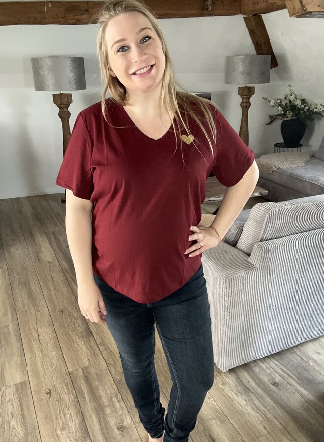 CARKITA S/S V-NECK LOGO TOP JRS Cabernet LOVE GOLD