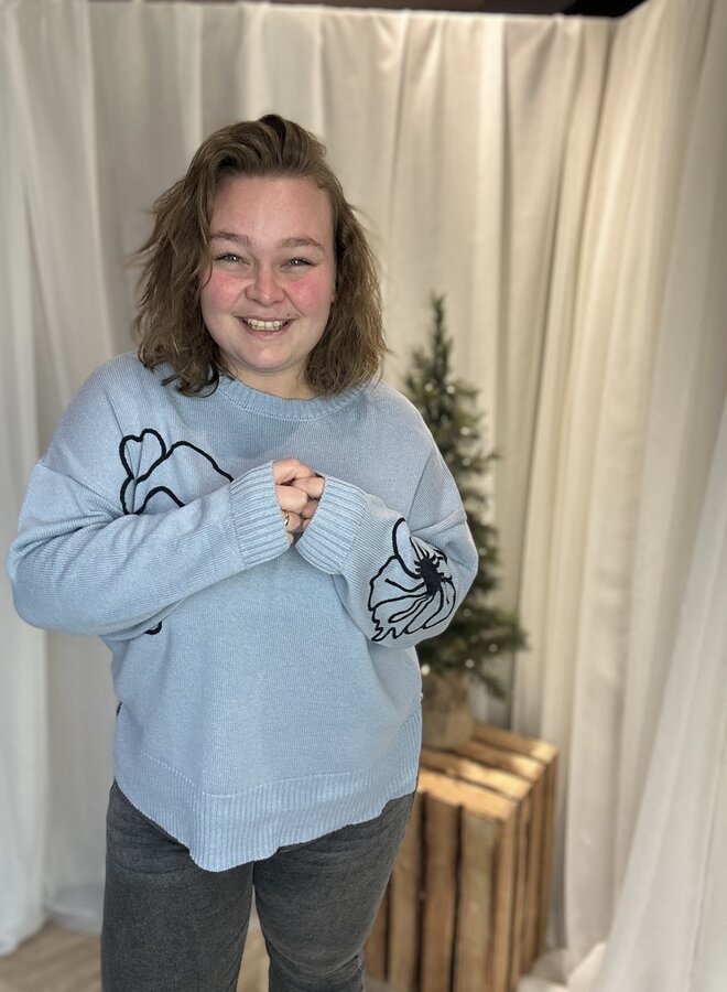 CARPETRA LS FLOWER EMB O-NECK CC KNT Soft Chambray/Navy blaze