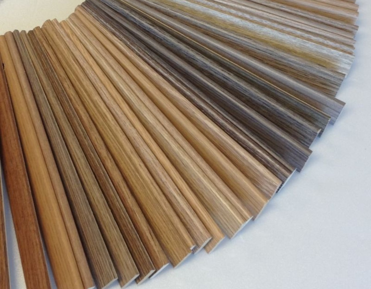 Plakplint in kleur van de vloer Plakplint in kleur van de vloer