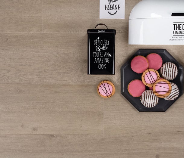 Douwes Dekker Krachtig Solide Brede Plank Kerrie 4V Laminaat Douwes Dekker Krachtig Solide Brede Plank Kerrie 4V Laminaat