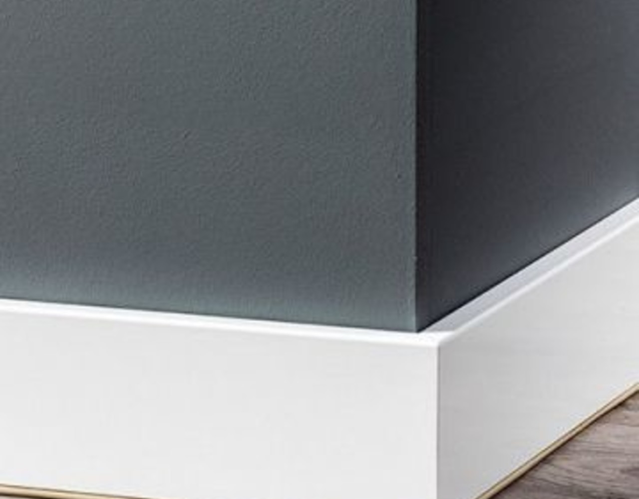 MDF Plint Modern Gelakt RAL 9010 Vochtwerend met uitsparing voor geluidreducerende strip MDF Plint Modern Gelakt RAL 9010 Vochtwerend met uitsparing voor geluidreducerende strip