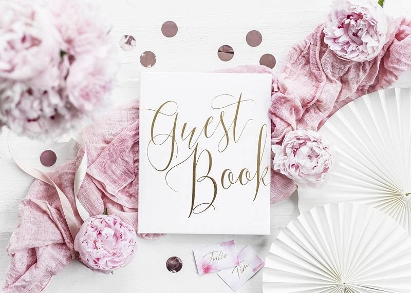 Gastenboek wit met gouden letters 22 pagina's