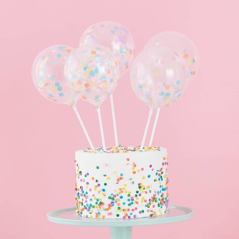 Taarttopper met ballonnen met gekleurde confetti