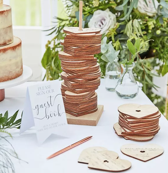 Gastenboek - Wooden stacking heart - 85 hartjes