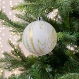 Gedecoreerde kerstbal ø8cm | onbreekbaar | winterwit met gouden strepen