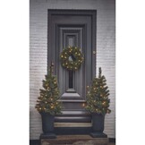 Glendon twee kerstboompjes + krans 90xø45cm | groen met 85 LED lampjes  | set van 3 | voordeur versiering