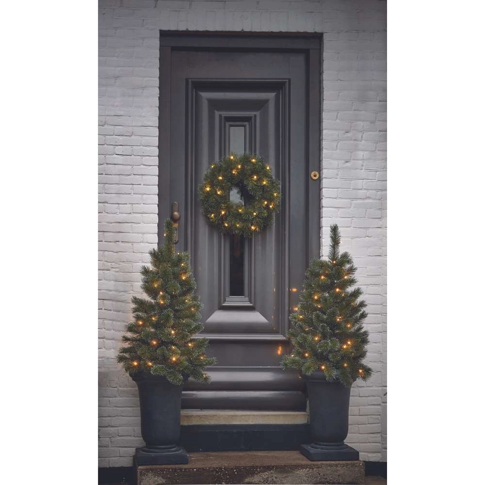 Glendon twee kerstboompjes + krans 90xø45cm | groen met 85 LED lampjes  | set van 3 | voordeur versiering