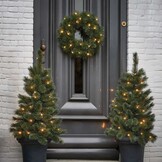 Glendon twee kerstboompjes + krans 90xø45cm | groen met 85 LED lampjes  | set van 3 | voordeur versiering