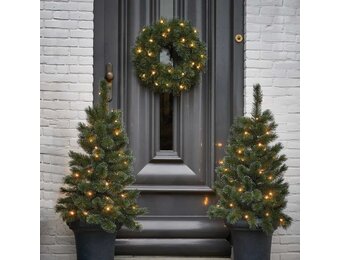 Glendon twee kerstboompjes + krans 90xø45cm | groen met 85 LED lampjes  | set van 3 | voordeur versiering