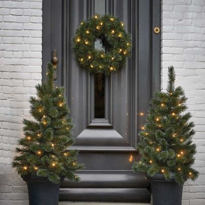 Glendon twee kerstboompjes + krans 90xø45cm | groen met 85 LED lampjes  | set van 3 | voordeur versiering