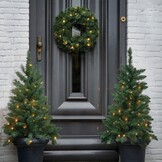 Norton twee kerstboompjes + krans 90xø45cm | groen met 160 LED lampjes | set van 3 | voordeur versiering