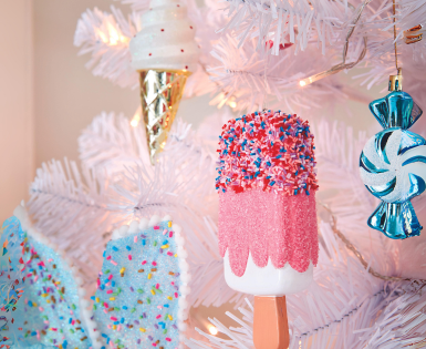 Grappige kerstballen in de boom