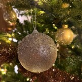 Gedecoreerde kerstbal ø10cm | foam | champagne met kralen en diamantjes