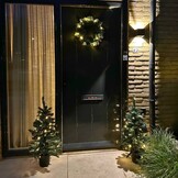 Creston twee kerstboompjes + krans 90xø45cm | groen met 85 LED lampjes  | set van 3 | voordeur versiering