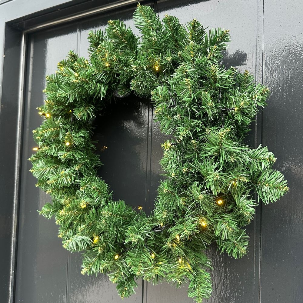 Norton twee kerstboompjes + krans 90xø45cm | groen met 160 LED lampjes | set van 3 | voordeur versiering